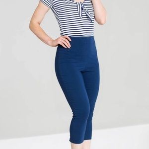 NWOT‼️ Hell Bunny Tina Capri🦄💜